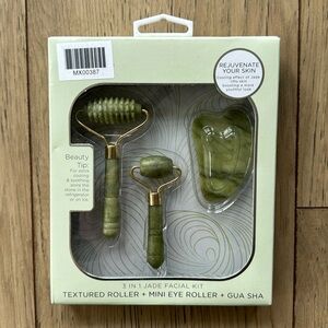 NWT Vivitar 3 in 1 Jade Facial Kit